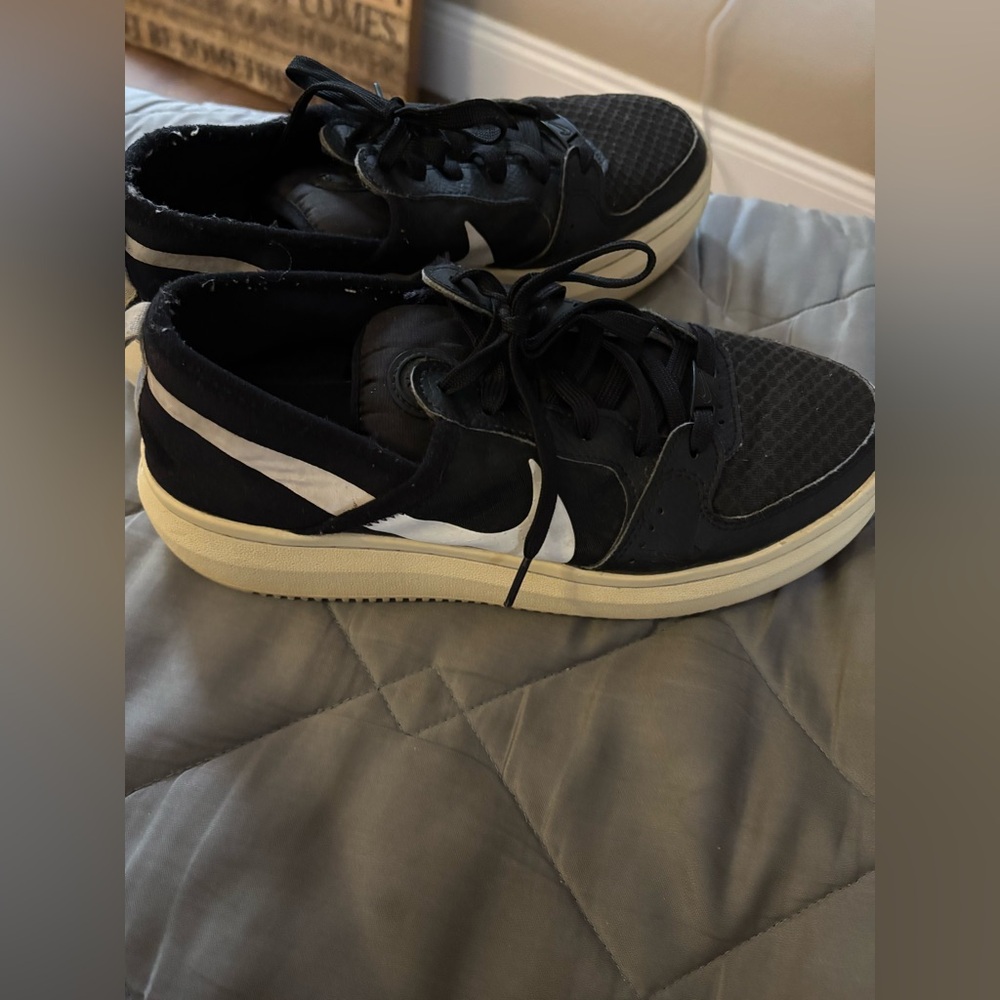 Nike women’s black & white sneaker